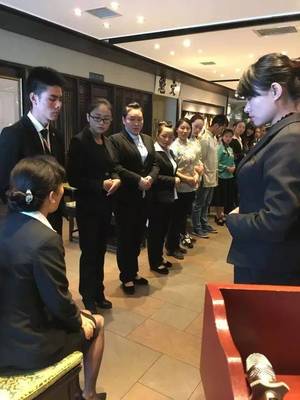 昆明佳華廣場酒店服務精英助力福照樓，共筑云南餐飲服務新標桿——記禮儀禮節、微笑與問候專項培訓會